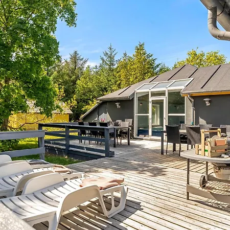 펜션 Lovely 16-person Pool House With Spa, Sauna And Large Terrace