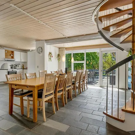 펜션 Lovely 16-person Pool House With Spa, Sauna And Large Terrace